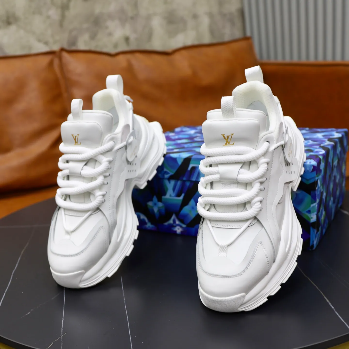 Ex-factory price: 600💰【LV】Louis Vuitton is a high-end brand of men's shoes, new model on the market, top luxury brand, the latest fashionable casual men's shoes, a trendy and versatile style, relaxed and sporty, with calfskin upper and ultra-fine workmanship. The original personalized fashionable rubber wear-resistant outsole is light and comfortable on the foot. Code number: 39-44 (45, 46 customized)